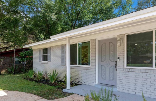 Crestwood | Dog Friendly, Grill, Pong, & Beach!