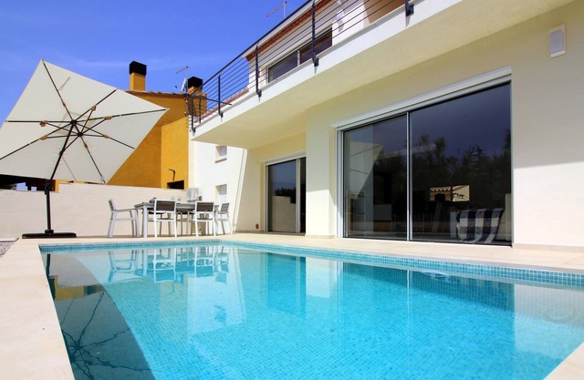 CREU BLANCA -Magnificent house with private pool located in Pau