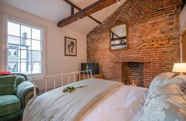 Crickhowell High St ~Urban LOFT COED Room 2 - (Dogs Welcome)