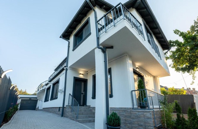 Cris Apartments
