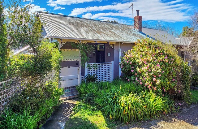 CROFT COTTAGE near Hepburn Mineral Springs Reserve