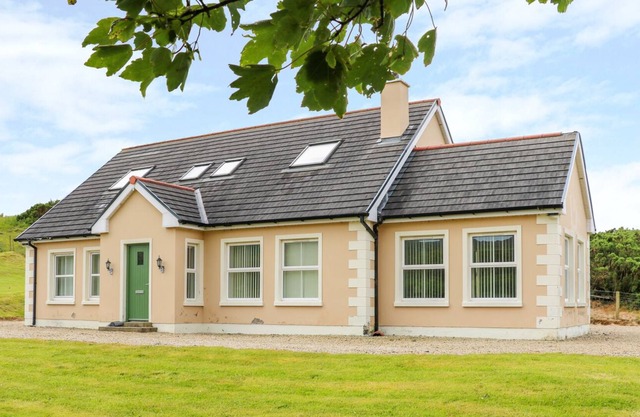 CROGHAN, pet friendly, with open fire in Portsalon, County Donegal