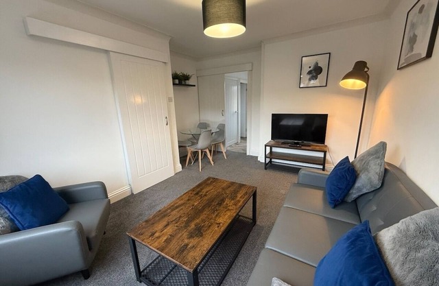 Cromwell-2 Bed House Great for Contractors with Drive+WiFi