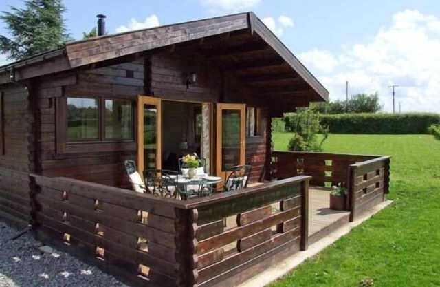 CROPVALE LODGE, pet friendly, luxury holiday cottage in Pershore