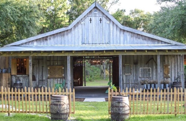 Cross Creek Farmhouse - Unique Farm Stay on Orange Lake!