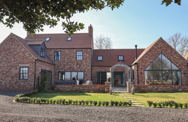 CROSSETT GRANGE, pet friendly, luxury holiday cottage in Driffield