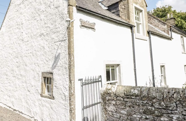 CROSSTON FARM, pet friendly, luxury holiday cottage in Forfar