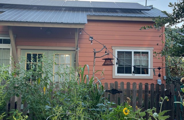 Crow Cottage-close to UT, downtown, medical district, and park.