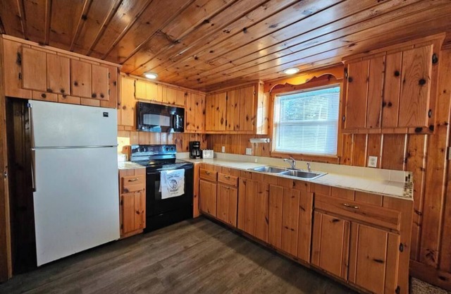 Crow Crest Lodge Resort #2 Waters Edge, Stunning Sunsets, Family Getaway
