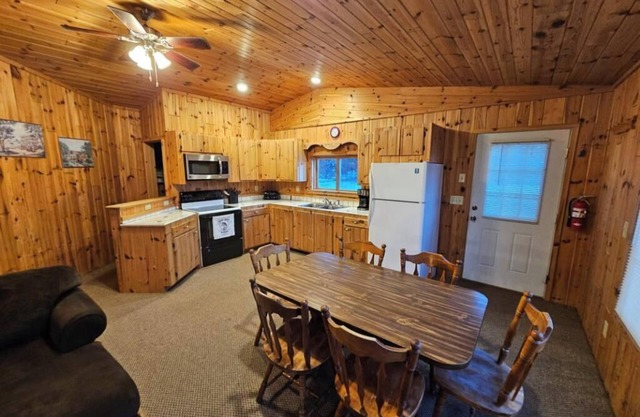 Crow Crest Lodge Resort #8 Waters Edge, Stunning Sunsets, Family Getaway