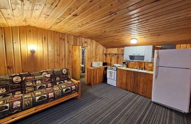 Crow Crest Lodge Resort Studio Cabin Northern Adventure, Stunning Sunsets