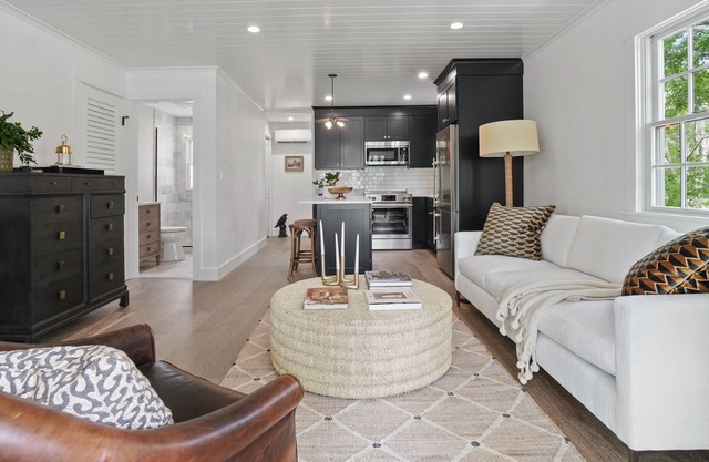 "Crow's Nest", Luxurious One-Bedroom in Historic Cape Porpoise