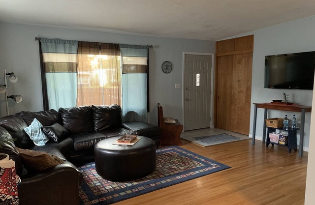 Crowd pleasing newly renovated gem, GREAT central location and AlL yours. Pets.