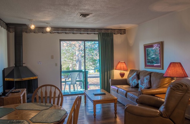 Crown Resorts Lake Tansi East 2 Bedroom, 1 Bathroom Condo w/ 2 Queen Beds