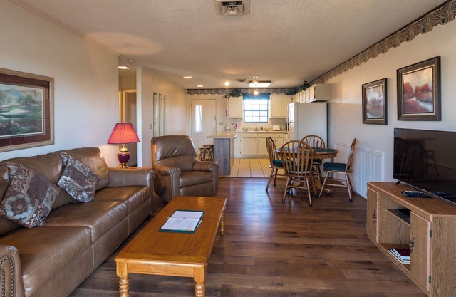 Crown Resorts Lake Tansi East 2 Bedroom 1 Bath Condo w/ 1 Queen & 2 Twin Beds