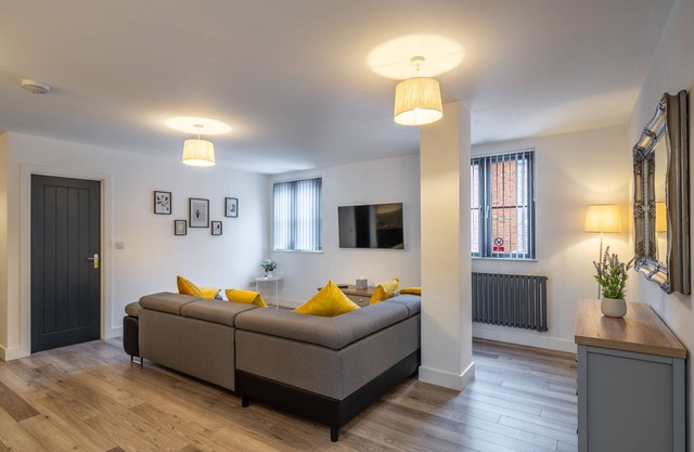 Crown Street Apartments - 7A, Town Centre