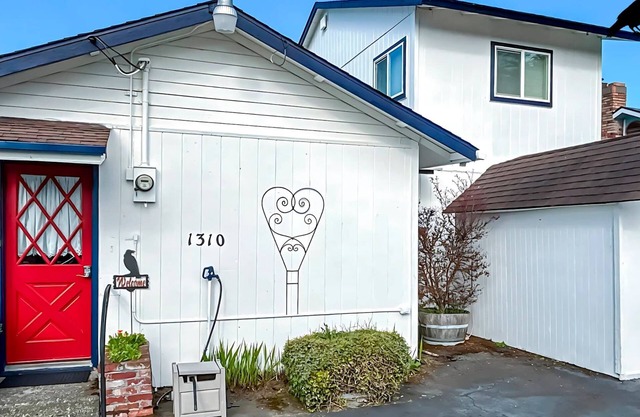 Crows Nest Charming Vintage Retreat, Harbor View