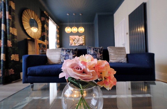 Crows Nest - Large, modern apartment with stylish interior and free parking.