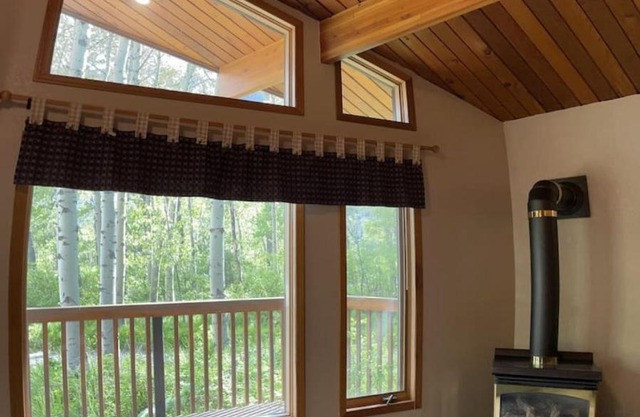 Crowsnest River Chalet - Deer