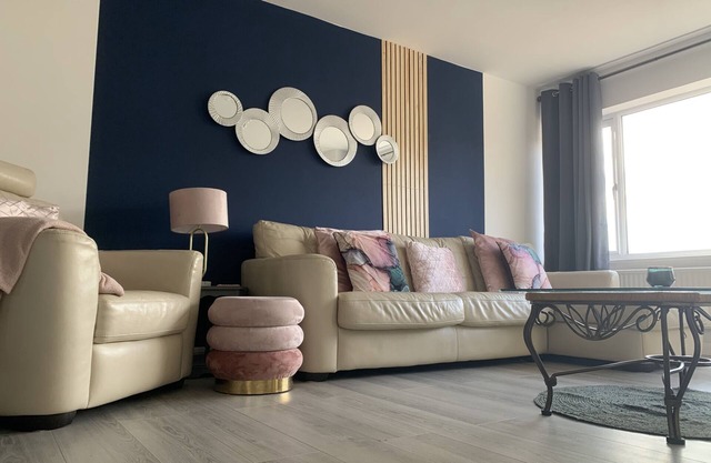 Crowthorne House Sleeps upto 8 contractors familes