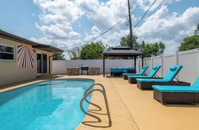 Cruise-Ready Oasis:15min to Beach & Port Canav w/Huge Pool