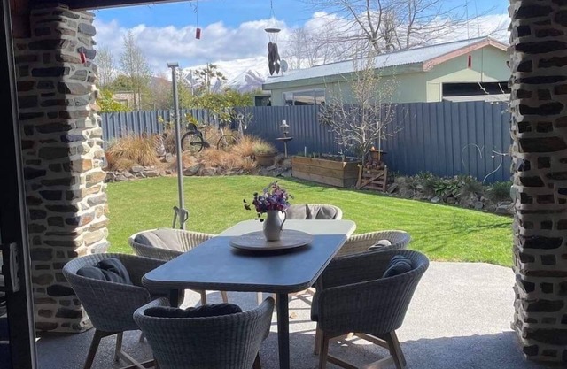 Cruisin on Cass is a cosy, warm, modern, & well appointed Central Twizel home