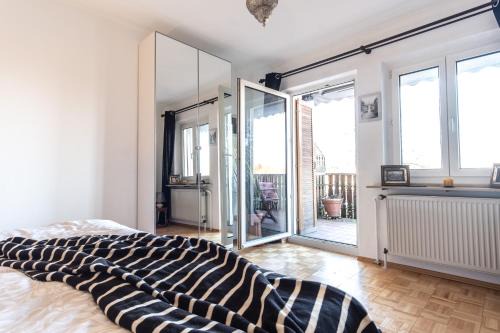 cruwzo I Holiday Home with Balcony, Garden and Terrace