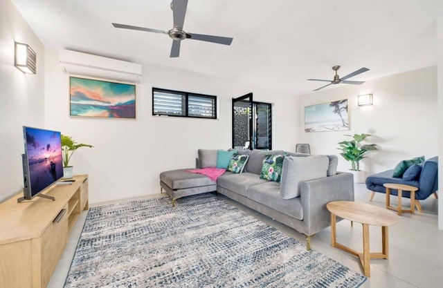 Crystal Shores Unit 1, 200m to beach, dog friendly