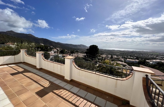 CS. Wonderful house with private pool.