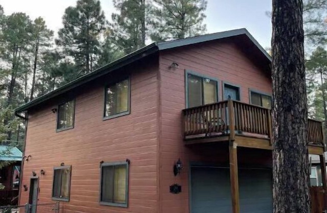 Cub Haus with Hot Tub in the Pines of Pinetop