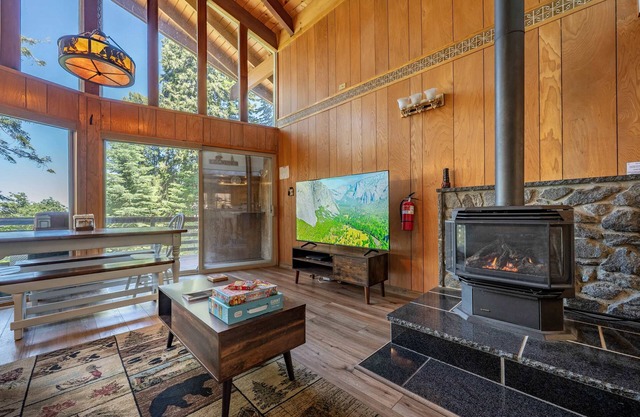 Cub's cabin Family house inside the gates of Yosemite Park!