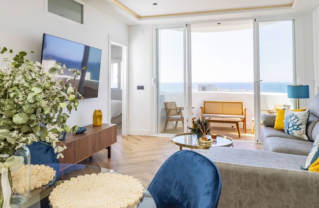 Cubo's Vistalmar Calahonda Apartment/beach access/terrace/communal pool/free wifi