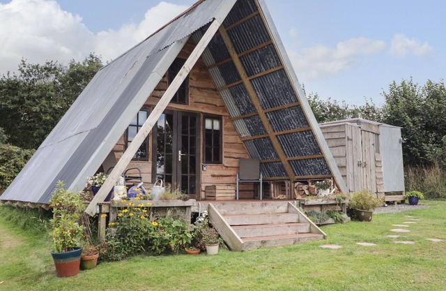 CUDDFAN ECO LODGE, romantic, character holiday cottage in Kidwelly