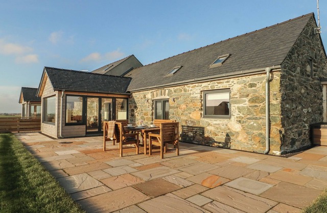 CUDDFAN, family friendly, character holiday cottage in Llanfachraeth