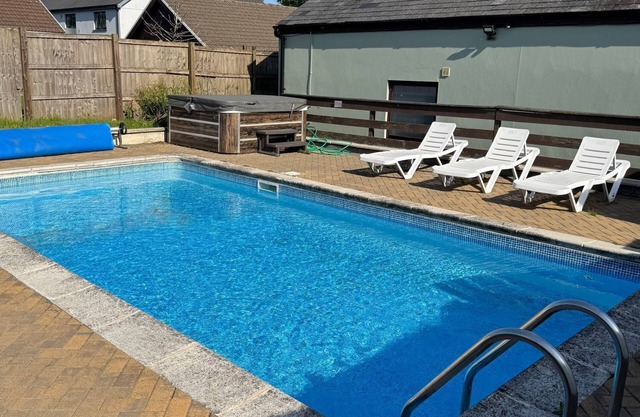 CUDDFAN, family friendly, with pool in Llanteg