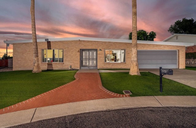 Cul-de-Sac/Fenced with Pool/Quiet/3 BR 2 BA