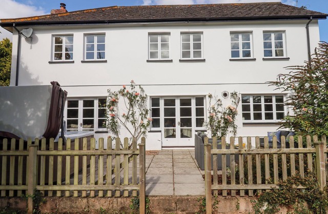 CULVER COURT COTTAGE, pet friendly, with hot tub in Crediton
