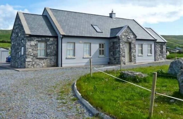 CÚNNA BÁN, family friendly, with open fire in Fanore, County Clare
