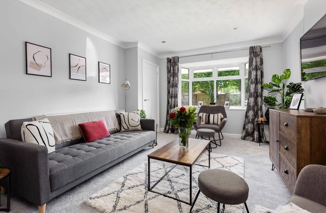 Curlew | 3 Bedrooms Wi-Fi, Parking | Cozy Pads