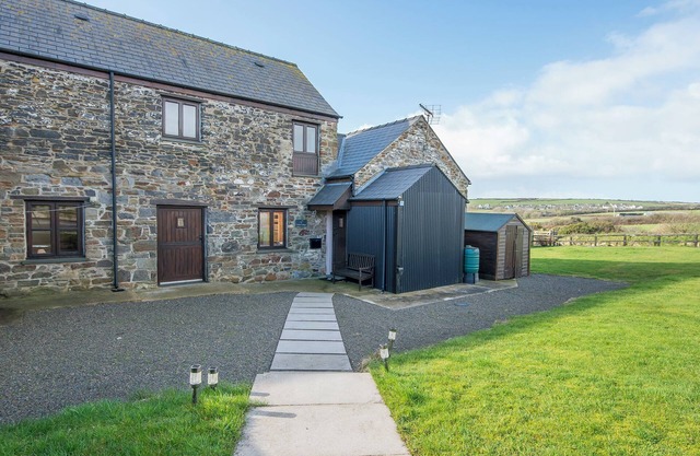 Curlew Cottage, Holiday Cottage Camrose, Sleeps 9, 4 bedrooms, bathrooms