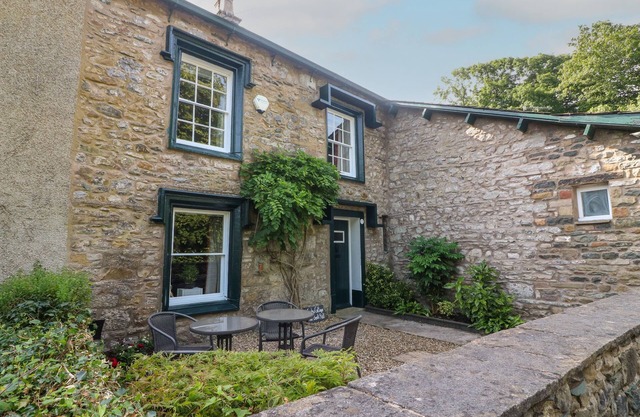 CURLEW COTTAGE, pet friendly, character holiday cottage in Ingleton
