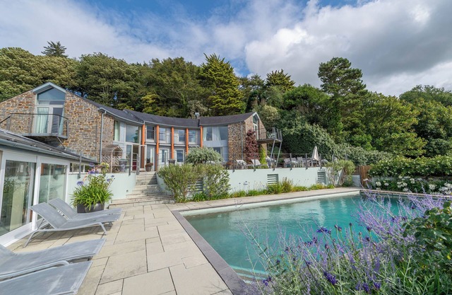 CURLEW HOUSE, pet friendly, with pool in Pembroke Dock