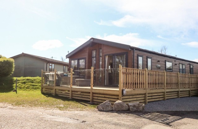 CURLEW LODGE, family friendly, with pool in Carnforth