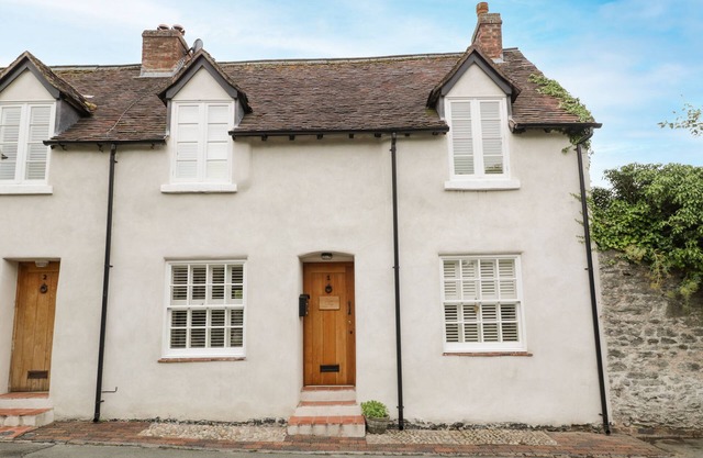 CURLY'S COTTAGE, with open fire in Much Wenlock