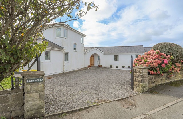 CURRAGHO, pet friendly, luxury holiday cottage in Trearddur Bay