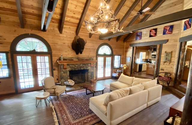 Custom-built cabin, high end amenities