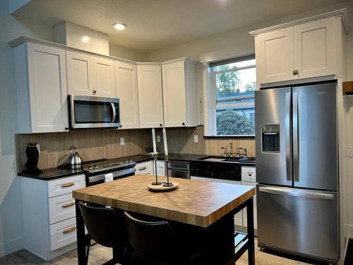 Custom Built Cottage in Downtown with Pool
