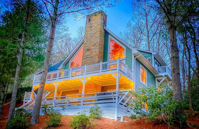 Custom-built mountain retreat with hot tub, pool table & gym - 3 acres with pond