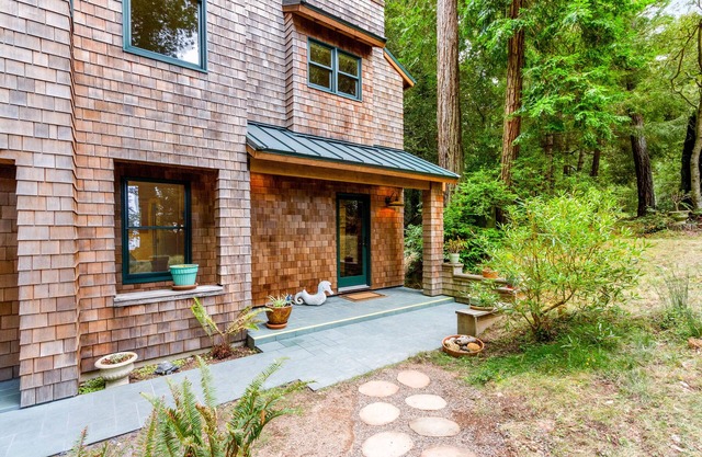 Custom-built woodland home with jetted tub, deck, & access to pools and saunas