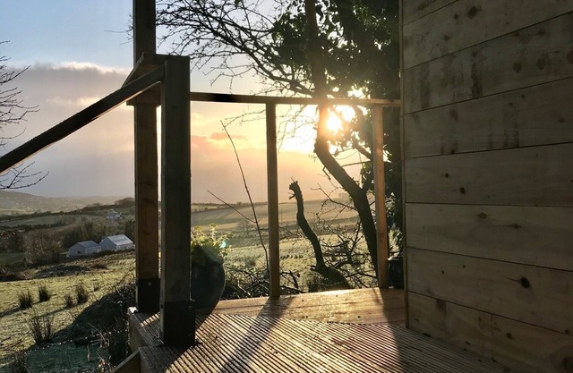 Custom Cabin with Forest & Ocean Views on an Island with Pub - NO FERRY NEEDED